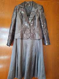 Дамски костюм сребрист от сако и пола размер 48
