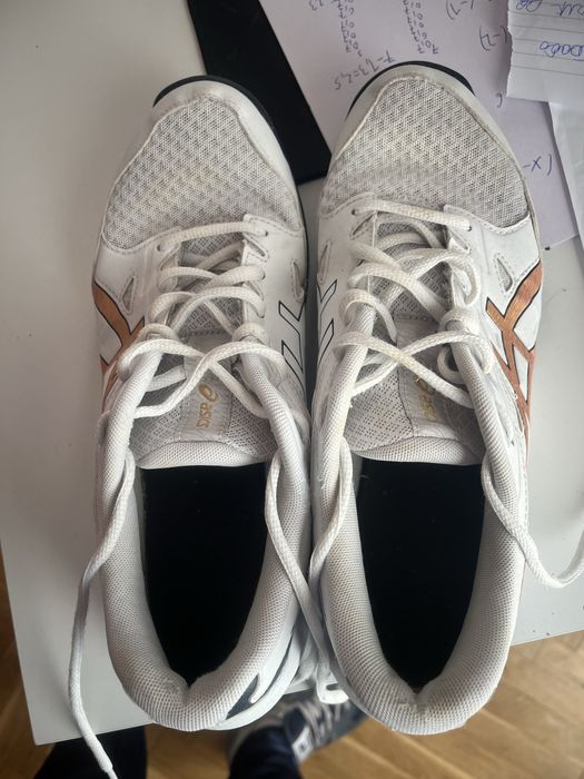 Продавам волейболни обувки asics gel rocket 11