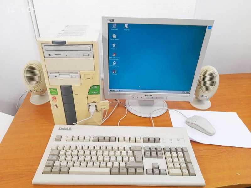 Продавам рядък ретро компютър Pentium MMX с WINDOWS 98 и 5,25" диск!