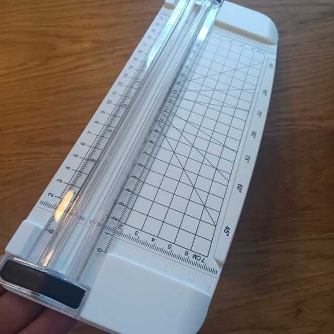 НОВА! A5 мини гилотина за хартия – прецизен и безопасен ротационен нож