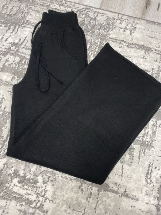 Pantaloni evazati din material