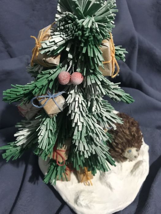 Decor de iarna, un Bradut si un Arici