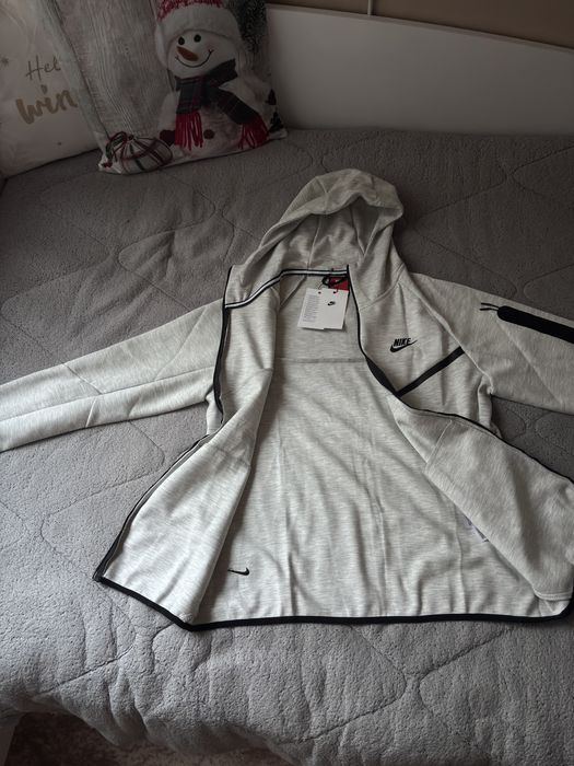 Чисто Нов !!! Nike tech fleece, ЗАКУПЯХ ГО ОТ ВЧЕРА 4 ДЕКЕМВРИ!!!