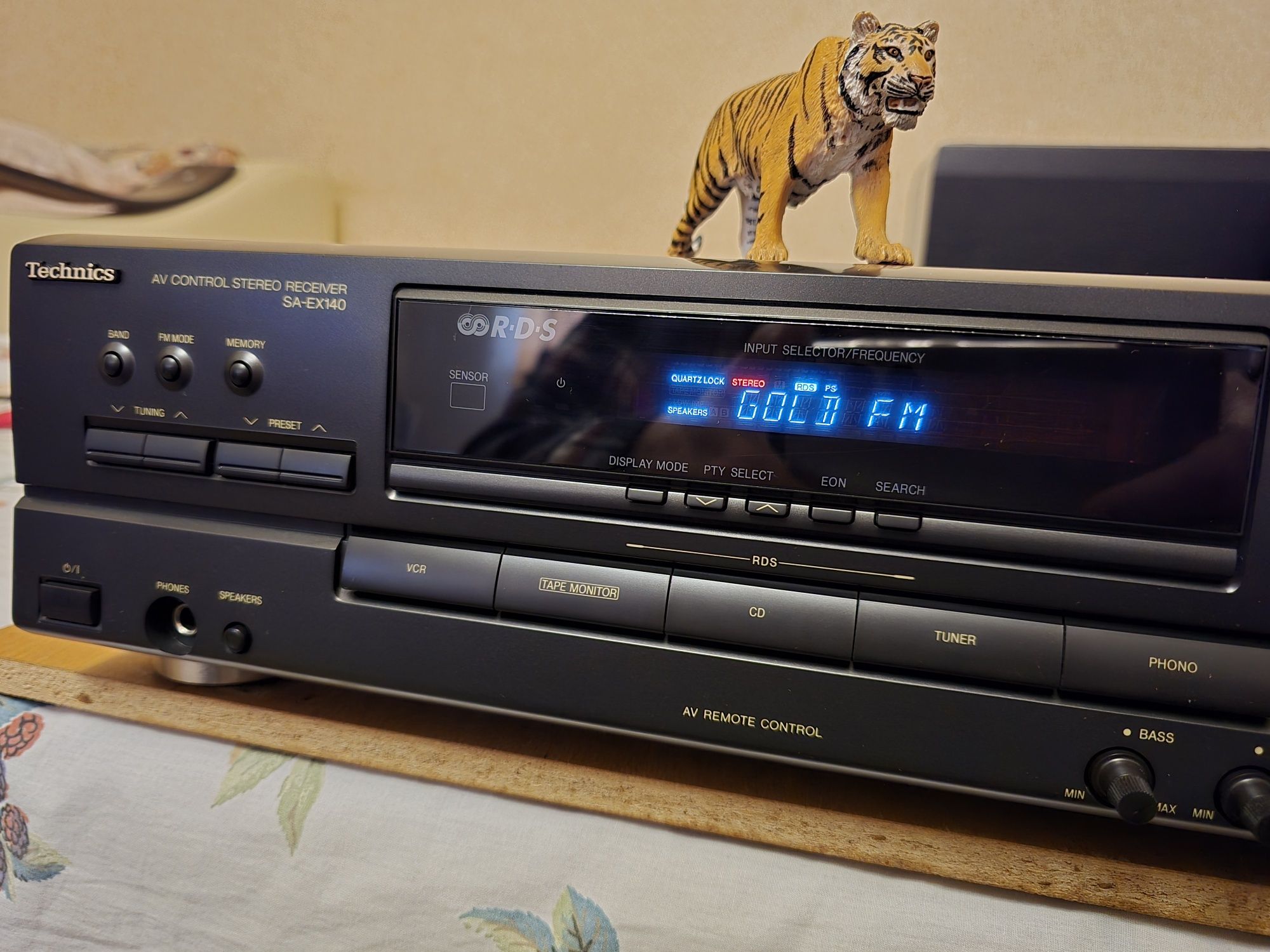 Technics SA-EX140. Receiver de calitate. Putere și detaliu by Technics