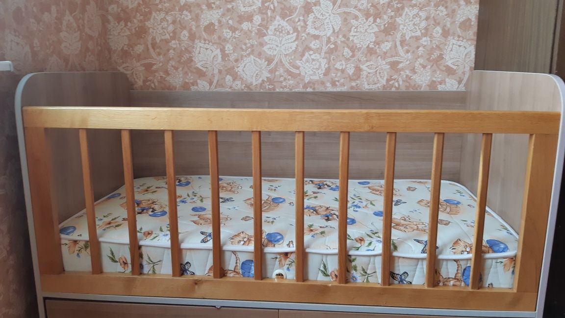 Масивно дървено детско легло