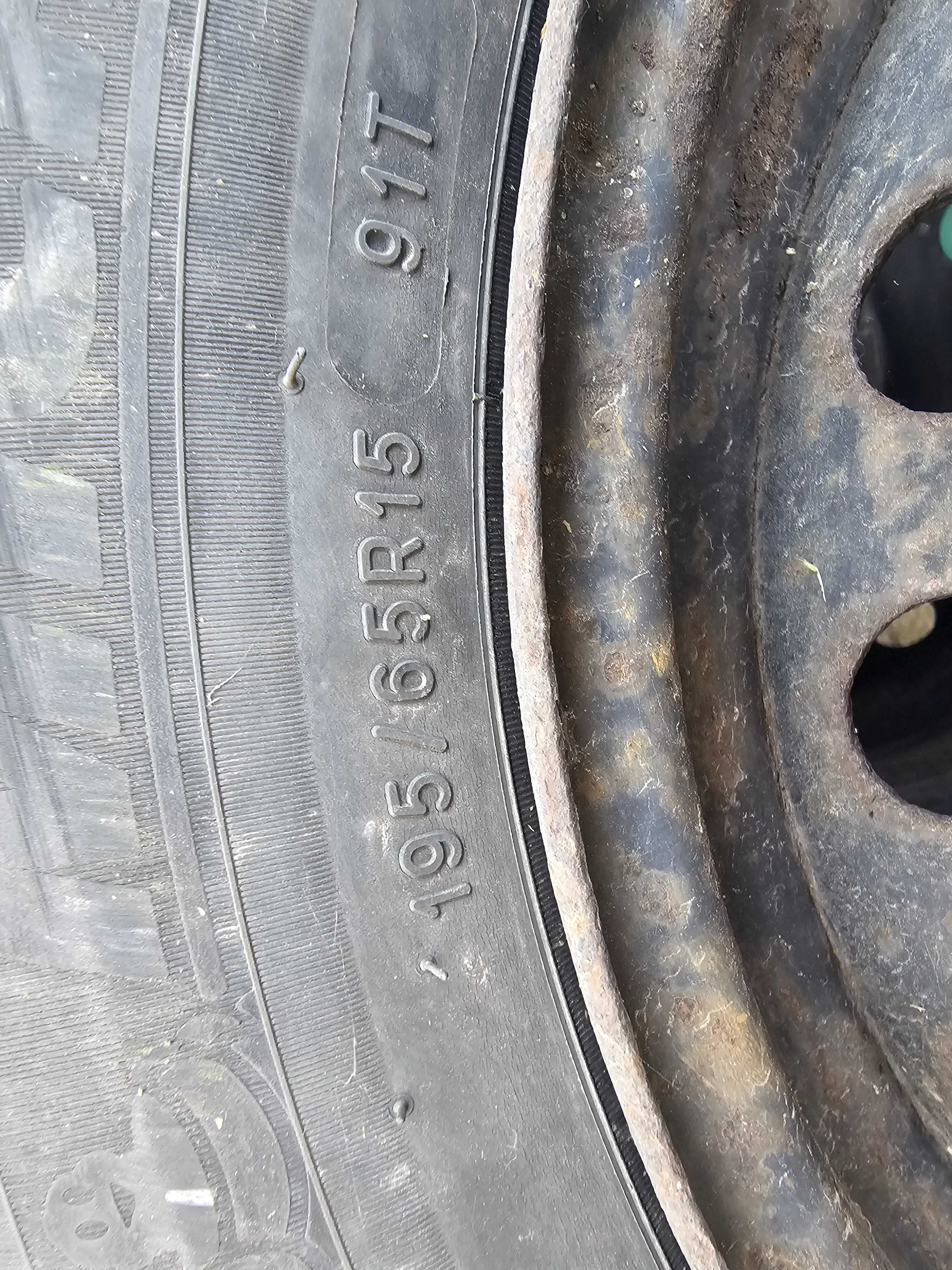 Продават се гуми