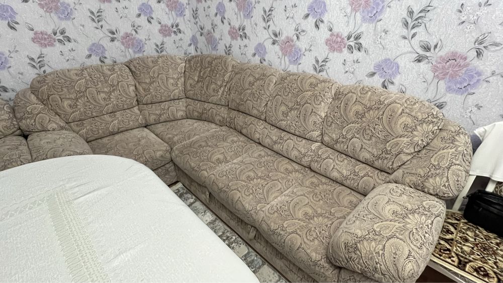 Продам угловой диван с креслом