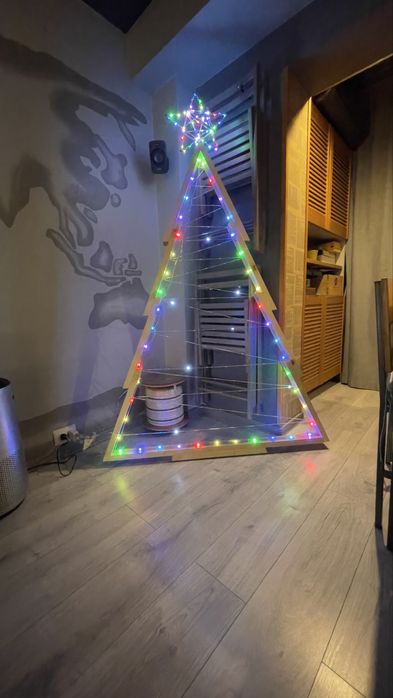 Brad decorativ din lemn cu instalație smart – control din telefon