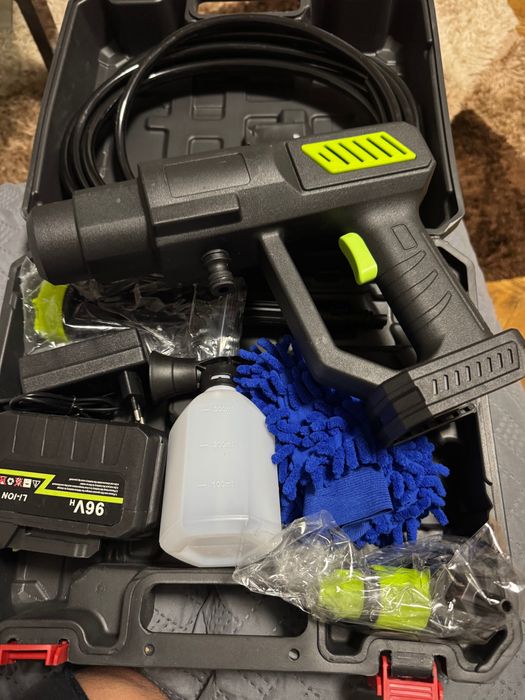 Водоструйка с батерия чисто нова