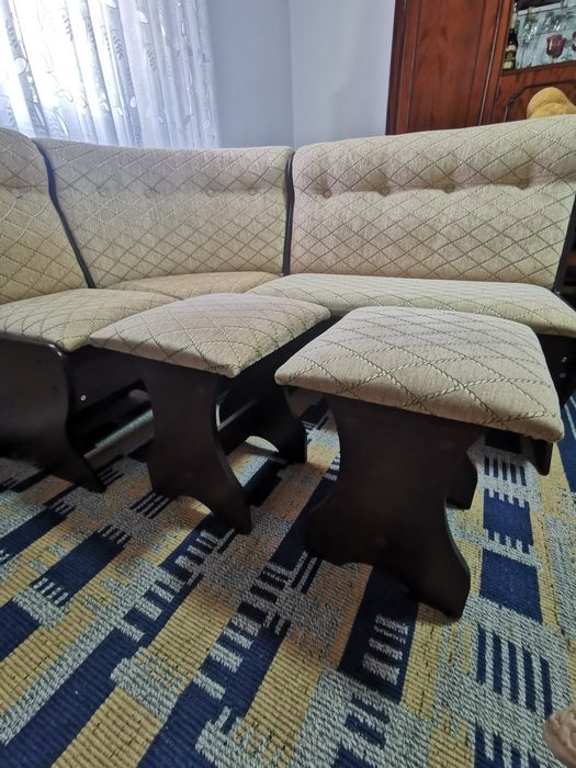 Colțar +2 buc tabureti +cuier de perete