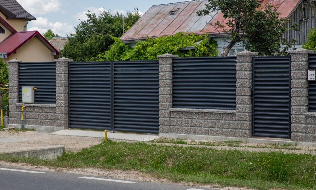 Construim la comanda dvs. garduri si porti din:
- panouri stil jaluzea
