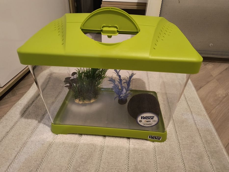Пластмасов аквариум + подарък украса