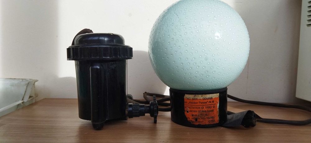 Стар бакелитен бойлер и осветително тяло.