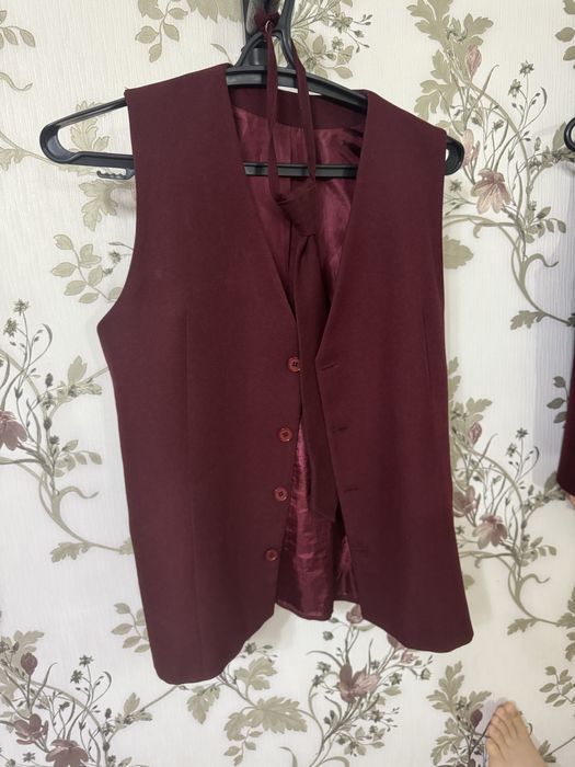 Продам школьные 2 жилетки 21школы 1 новая,2бу