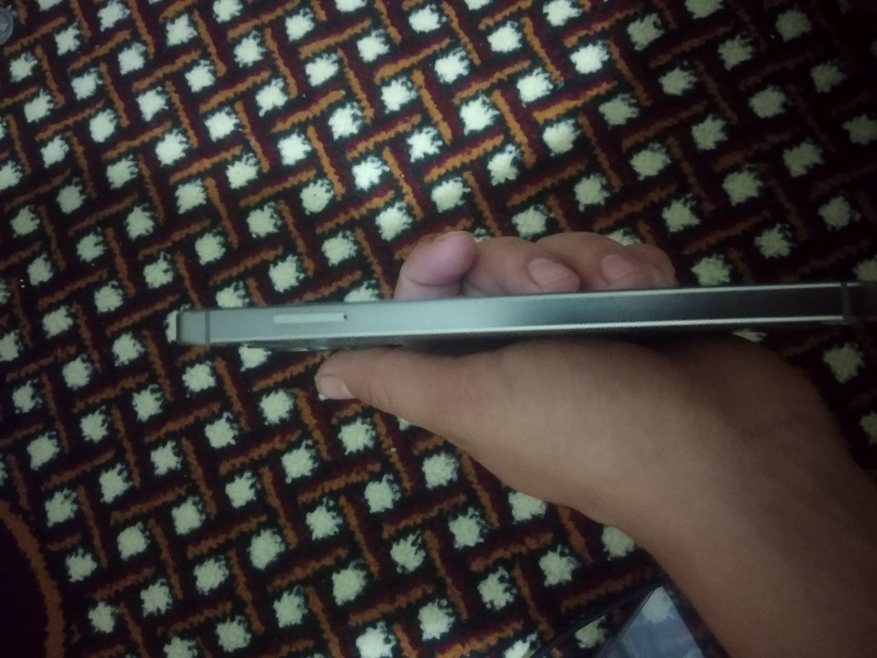 Srochni telefon sotiladi