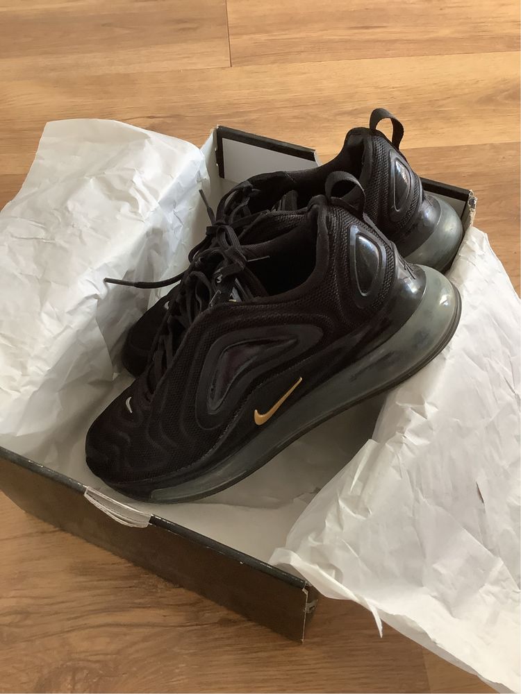 Nike air max 720 черни със златиста запетайка обувки (40.5 номер)