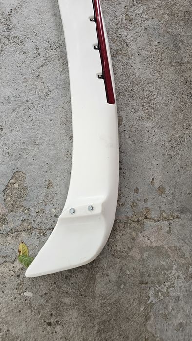 Eleron spate mașină