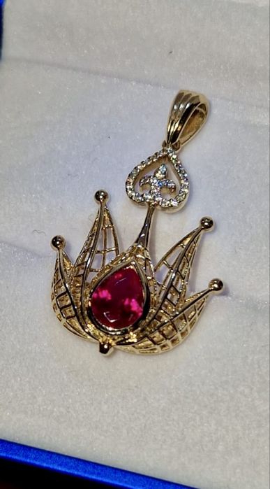 Продам золотой кулон  Россия с корундом Рубина и фианитами