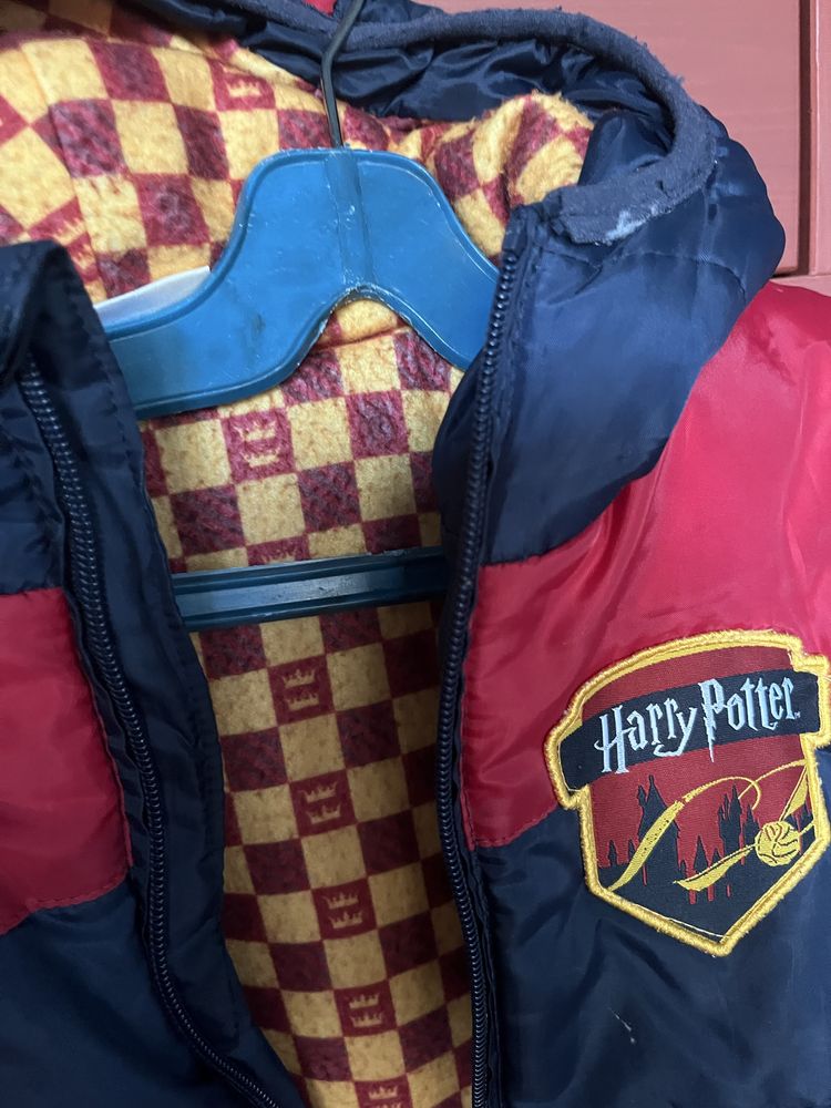 Синьо и червено яке на Hogwarts, 6 години