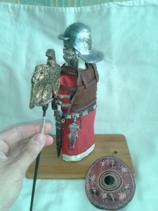 roman cu armura pumnal sabie gladius scut acvila figurina statueta