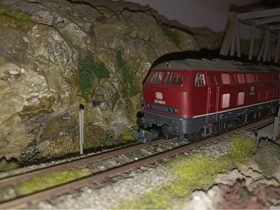 Locomotiva roco BR 215
Lumini frontale
Mufă pentru decodor digital
Tra