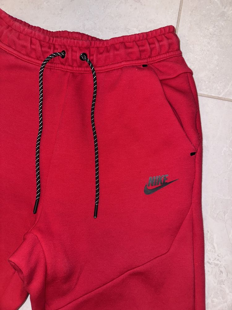 Pantaloni Nike Tech Rosii