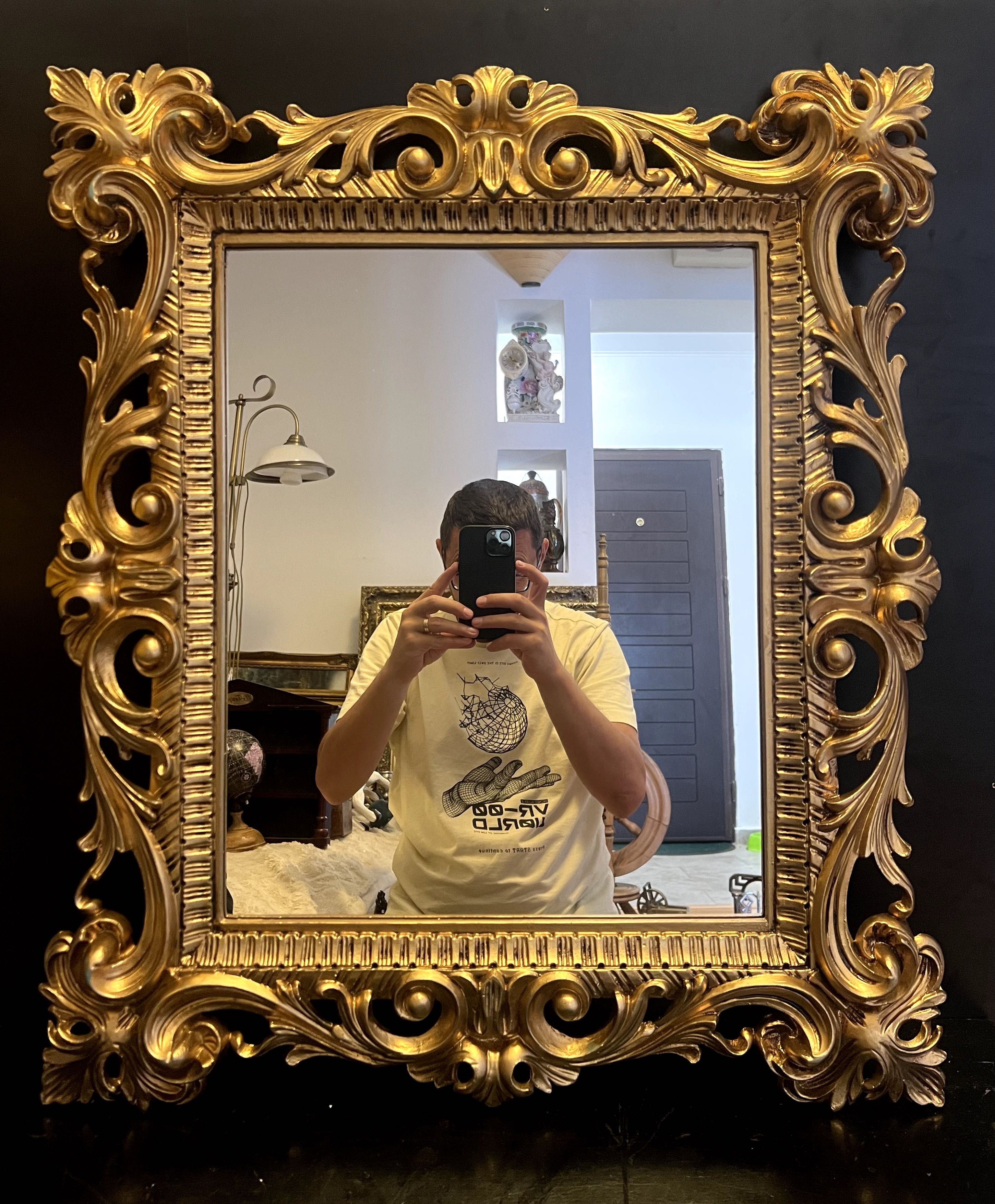 Oglinda decorata cu rama in stil Baroc