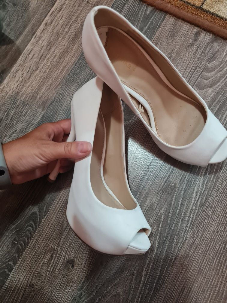 Дамски бели обувки на ток 36/37 номер