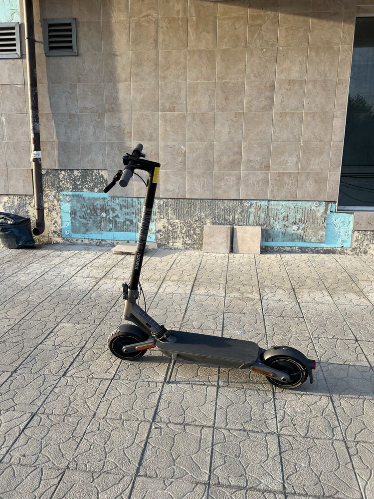 Електрическа тротинетка Xiaomi 4 Ultra в гранция