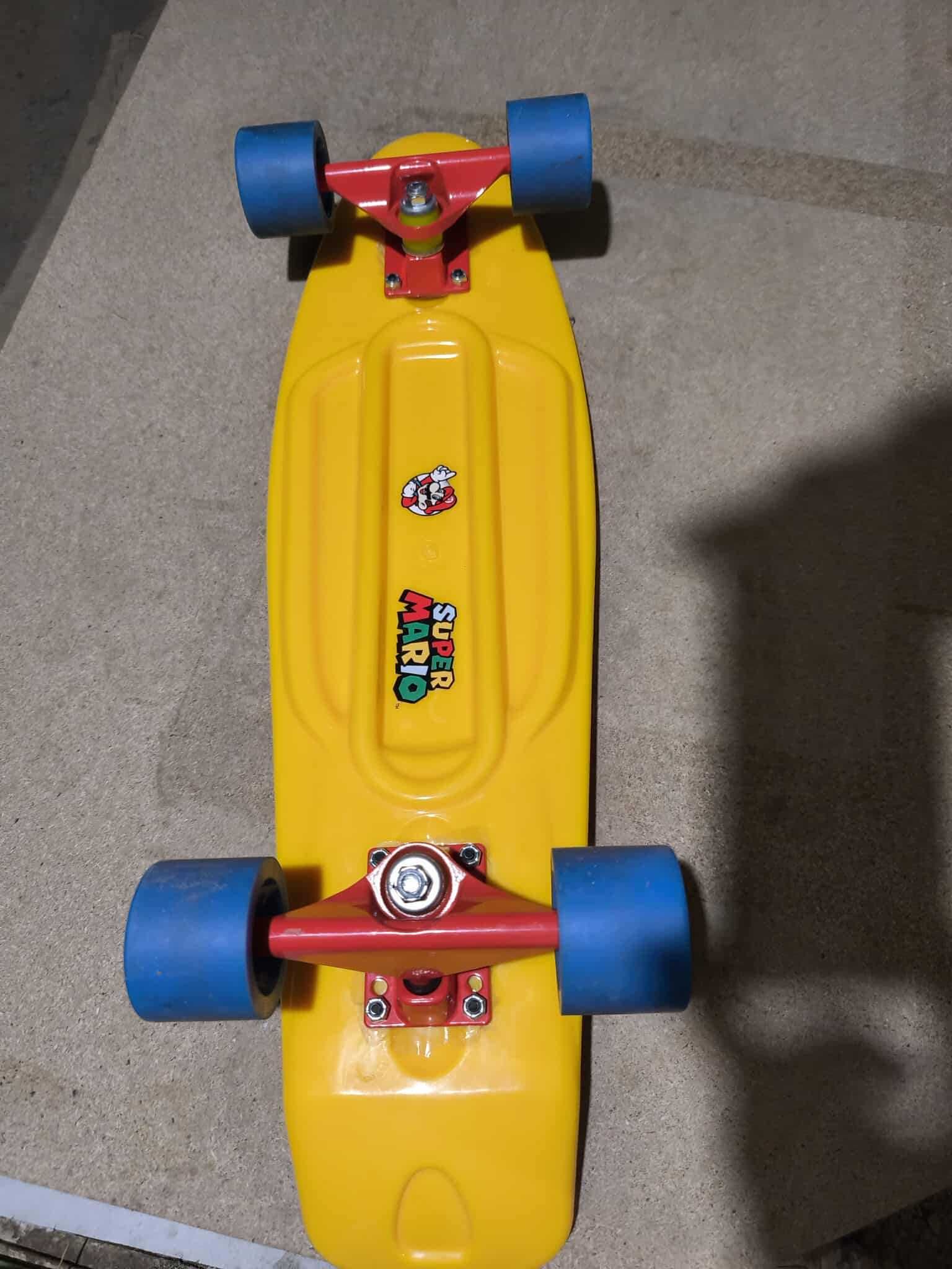 Skateboard Super Mario, design colorat, stare bună