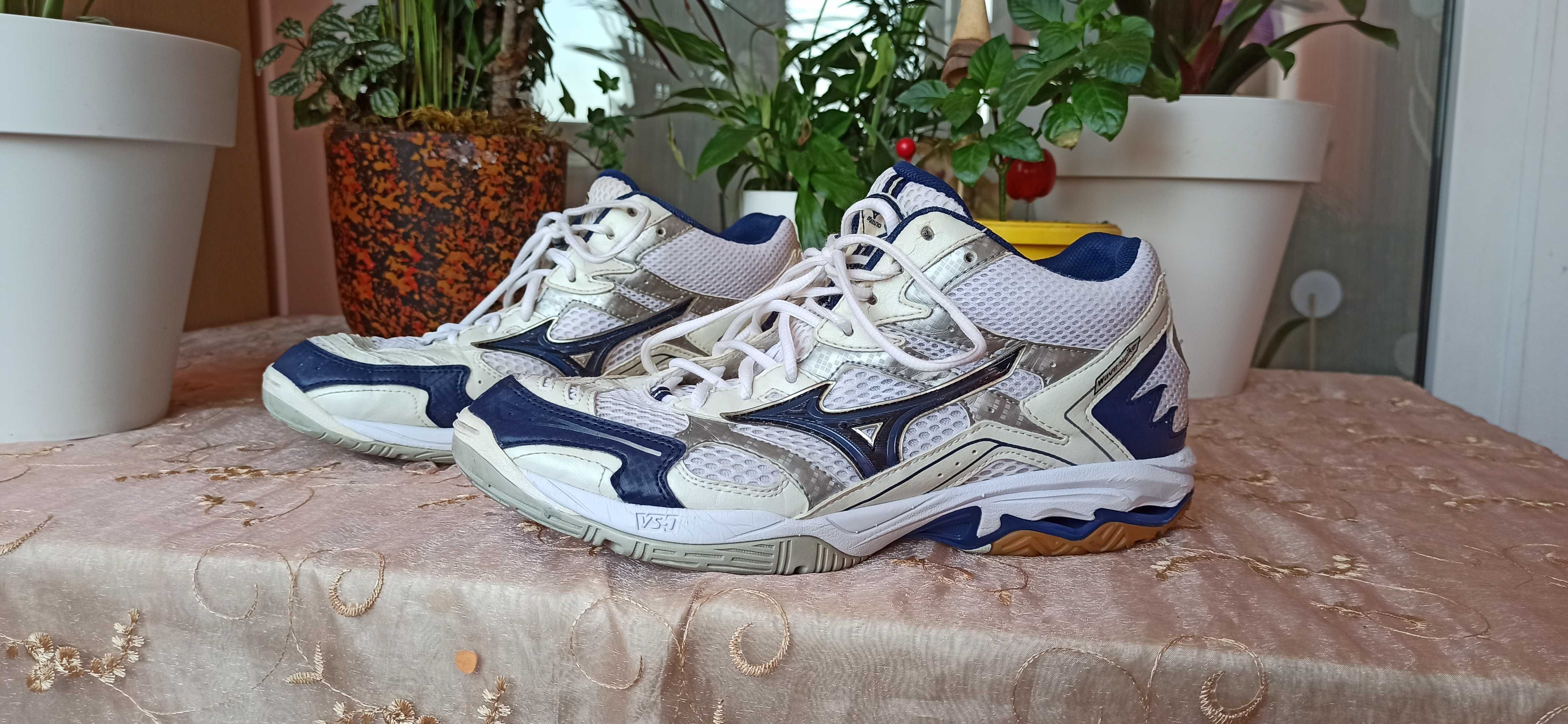 Nike №45,5 -35 лв, Quechua №42 -40лв, волейболни Mizuno № 43-40 лв