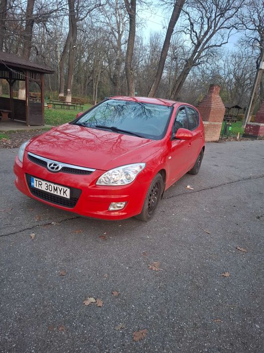Vând hyndai i30.