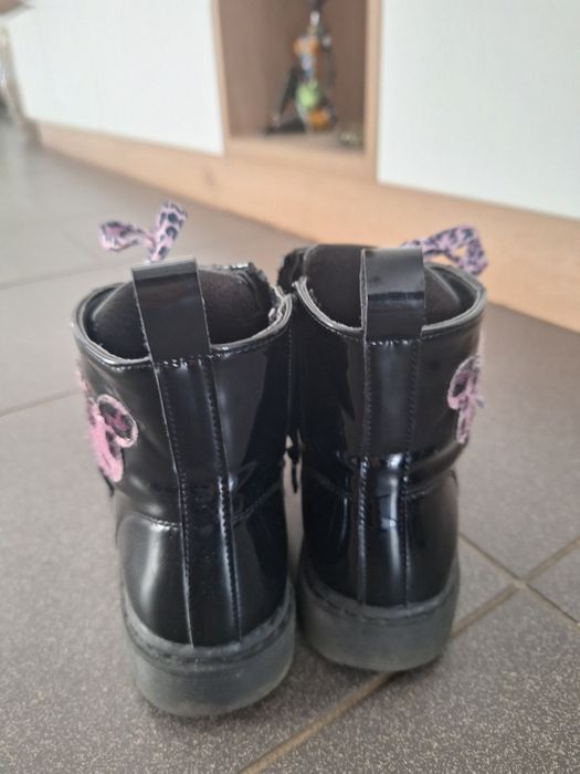 Ghete din piele lăcuita