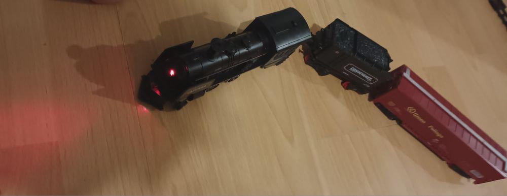 Locomotiva cu abur si 2 vagoane cu sunet si circuit sina