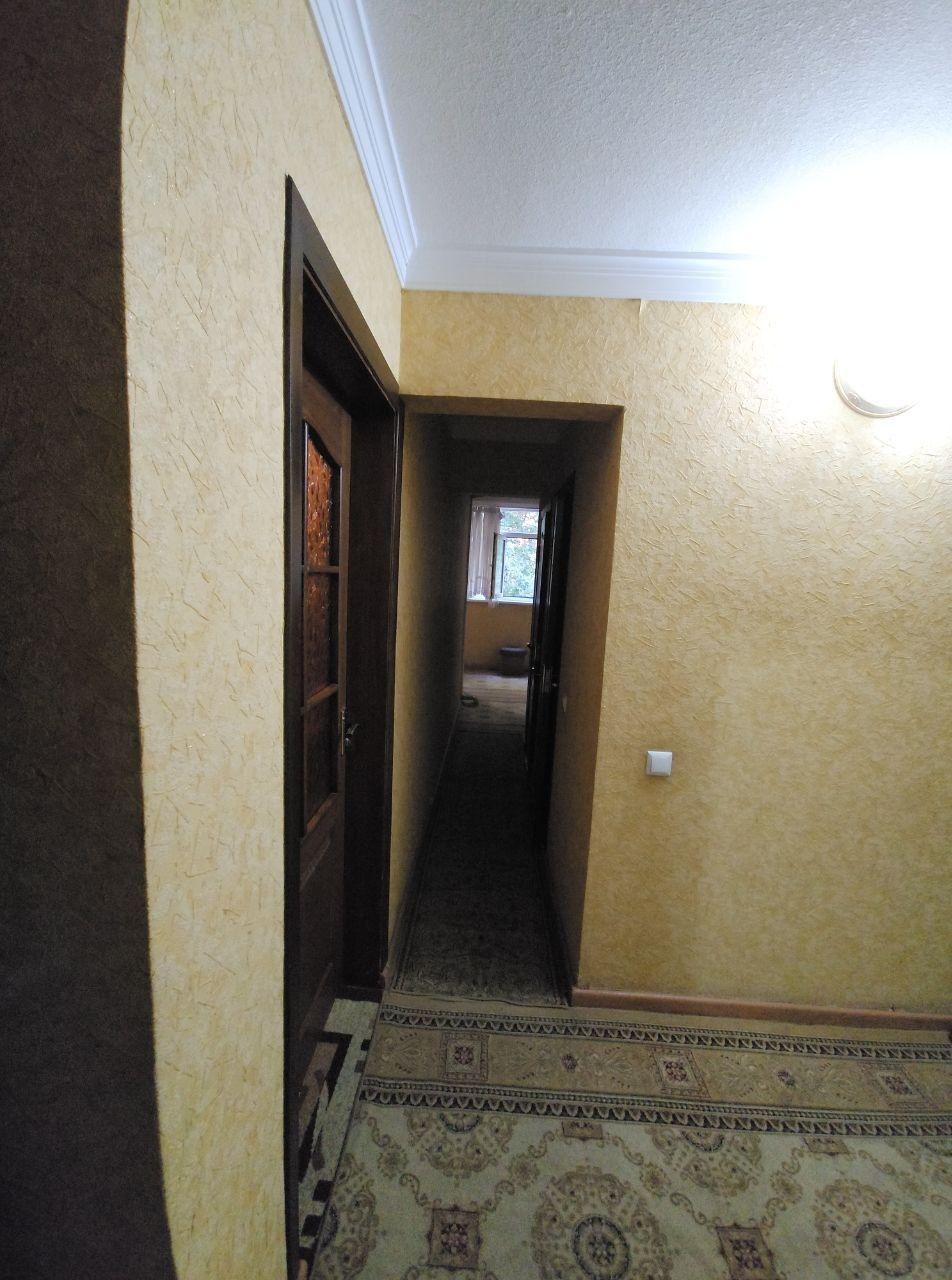 Продам чиланзар 5.  Трёх комнатная.  Балкон 2*6