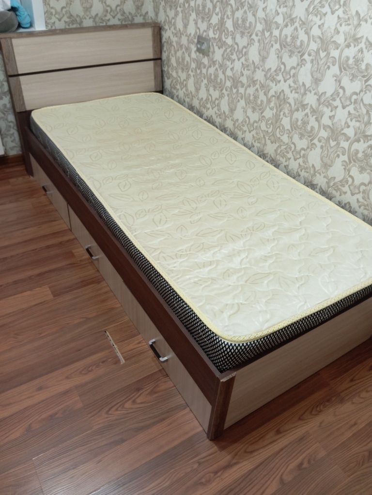 Продам кровать с матрацом