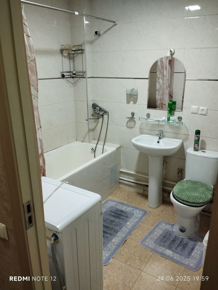 Продаётся своя  1 ком.переделаннаяи в 2х квартира в центре Ташкента.
