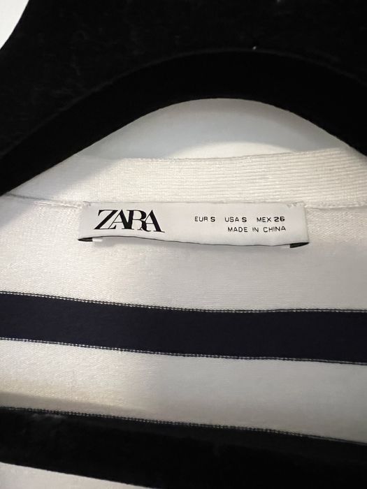 Pulover alb cu albastru de la Zara