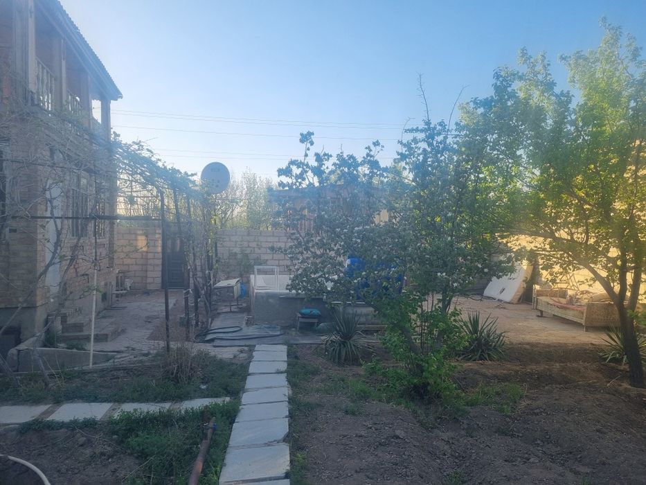 Продаётся дача  Зарафшан уазис 6 соток территория 2 этажа 3 комнаты