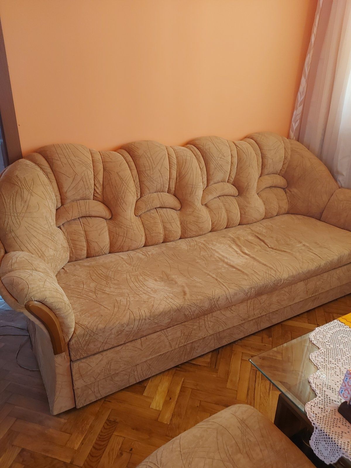 Продавам диван,фотьойл и табуретка