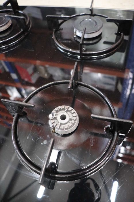 Вграден газов котлон Bosch POH6B6B10I, 4 горелки, стъкло, черен, 3300W