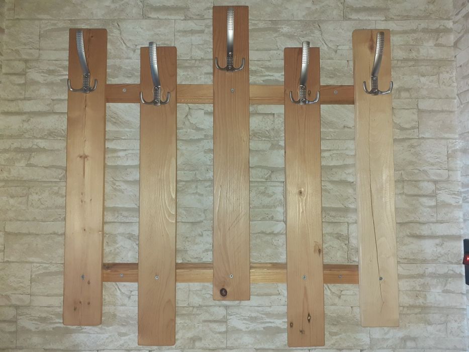 Дървени закачалки за стена