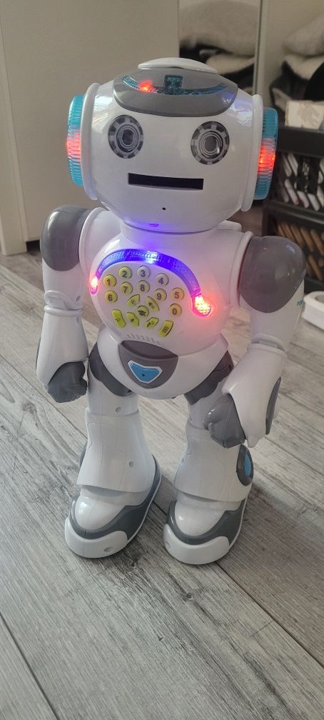 Robot interactiv powerman max