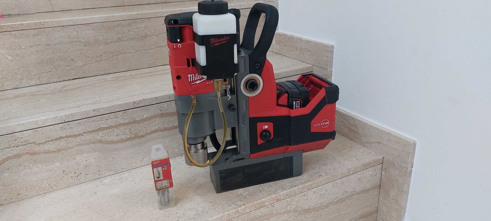 Masina de carotat cu talpa magnetică Milwaukee