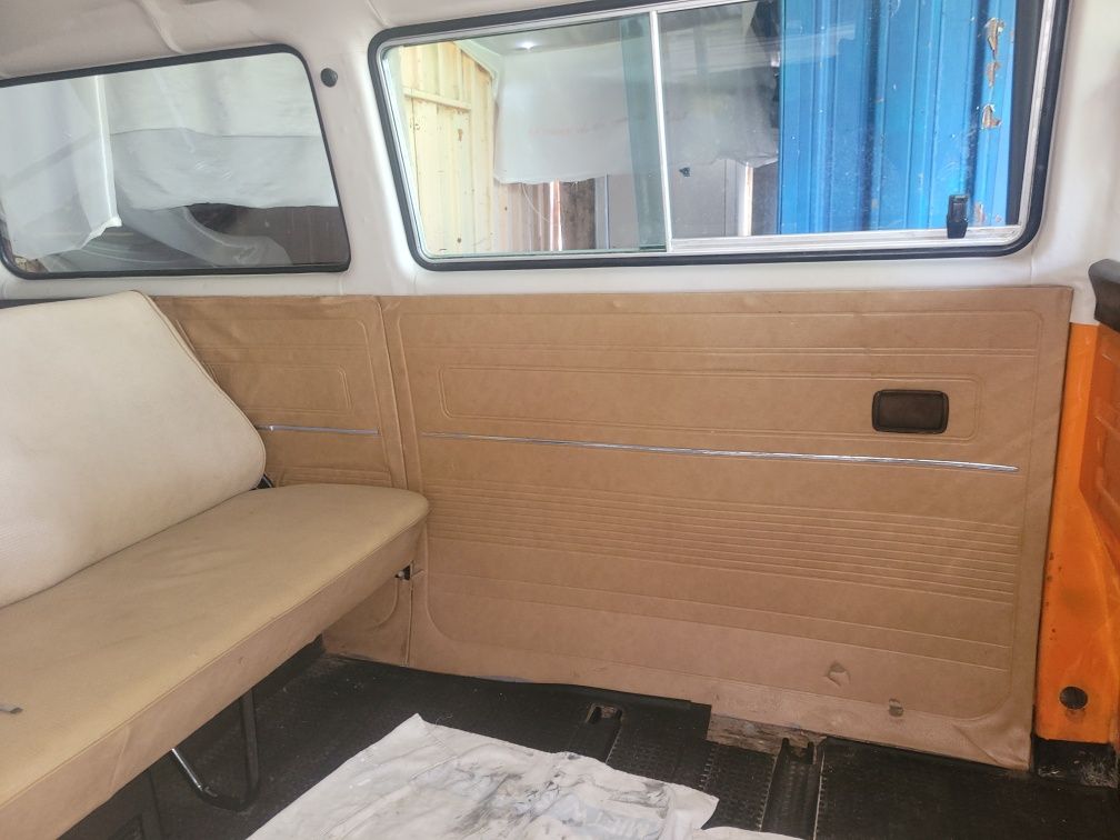 Interior crem volskwagen transporter t3 8+1 locuri