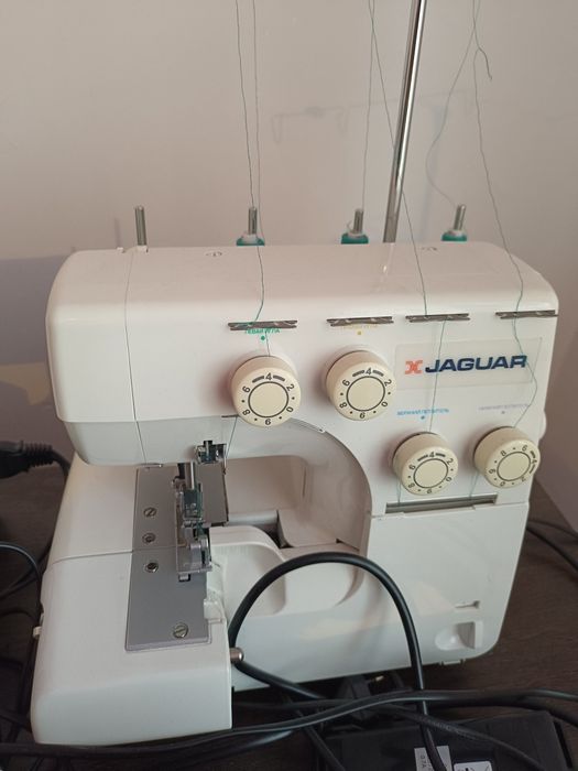 Оверлог Ягуар  почти новый