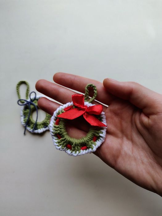 Брелок вязаный венок