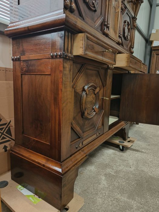 Уникален дъбов шкаф с неповторим дизайн