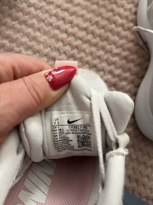 Маратонки Nike и Adidas