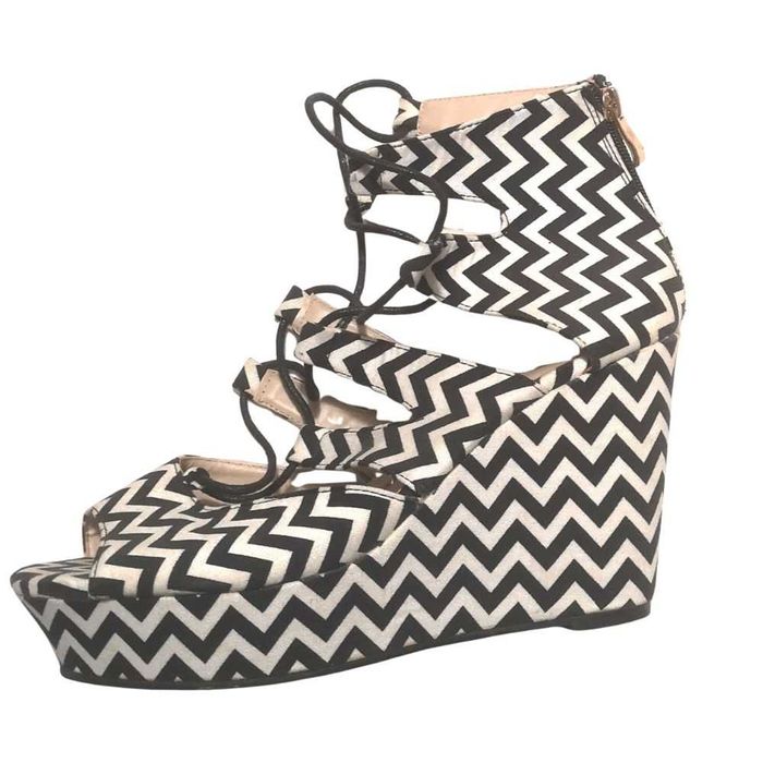 Vand sandale cu model alb si negru - marimea 41